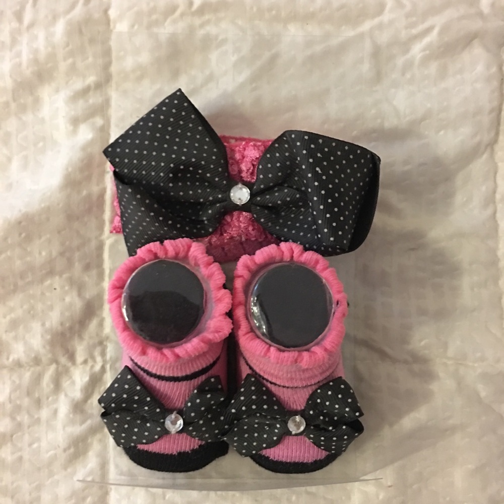 Baby girl’s sock and headband